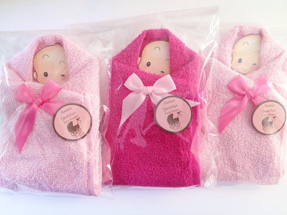 bolsita de tela con tonos rosas con mensaje y bebe envuelto para baby shower