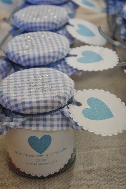 Souvenirs para niño azul frasco cubierto tela corazones detalles