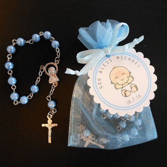 Bolsita con rosario de perlas azules idea de Recuerdos para Bautizo para niño