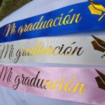 Frase de graduación Felicidades, egresada en vinil adhesivo para ramo de rosas eternas