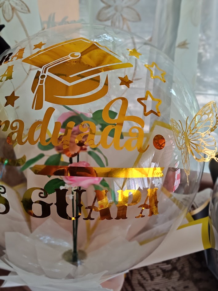 Globo eterno con rosas y frase de graduación en vinil dorado, ideal para mujer.